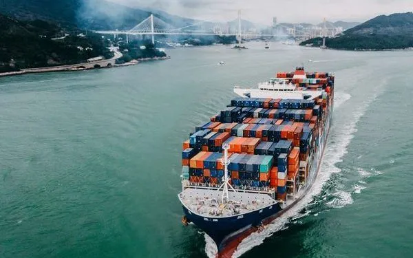 Từ cà phê đến công nghệ cao: Xuất khẩu Việt Nam vẽ đường đi giữa 'mây mù' kinh tế